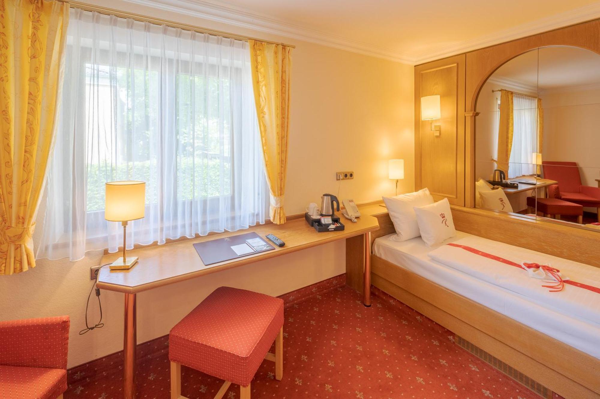Hotel am Schlosspark Zum Kurfürst Oberschleißheim Exterior foto